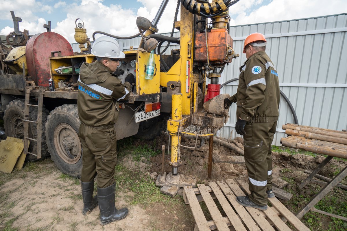 Буровики «Аквалюкс+» работают крупной установкой УРБ-2А2 на базе ЗИЛ-131: рядом сложены бурильные штанги