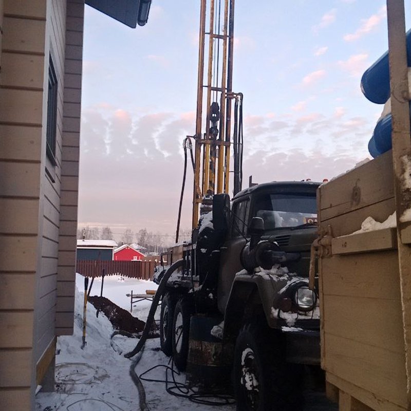 Буровая установка на участке зимой