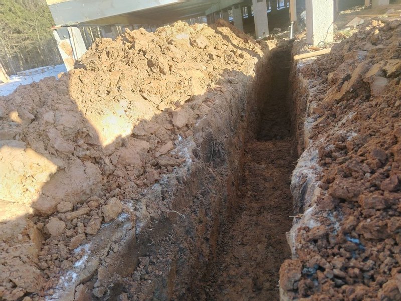 Траншея под водопровод от скважины к дому